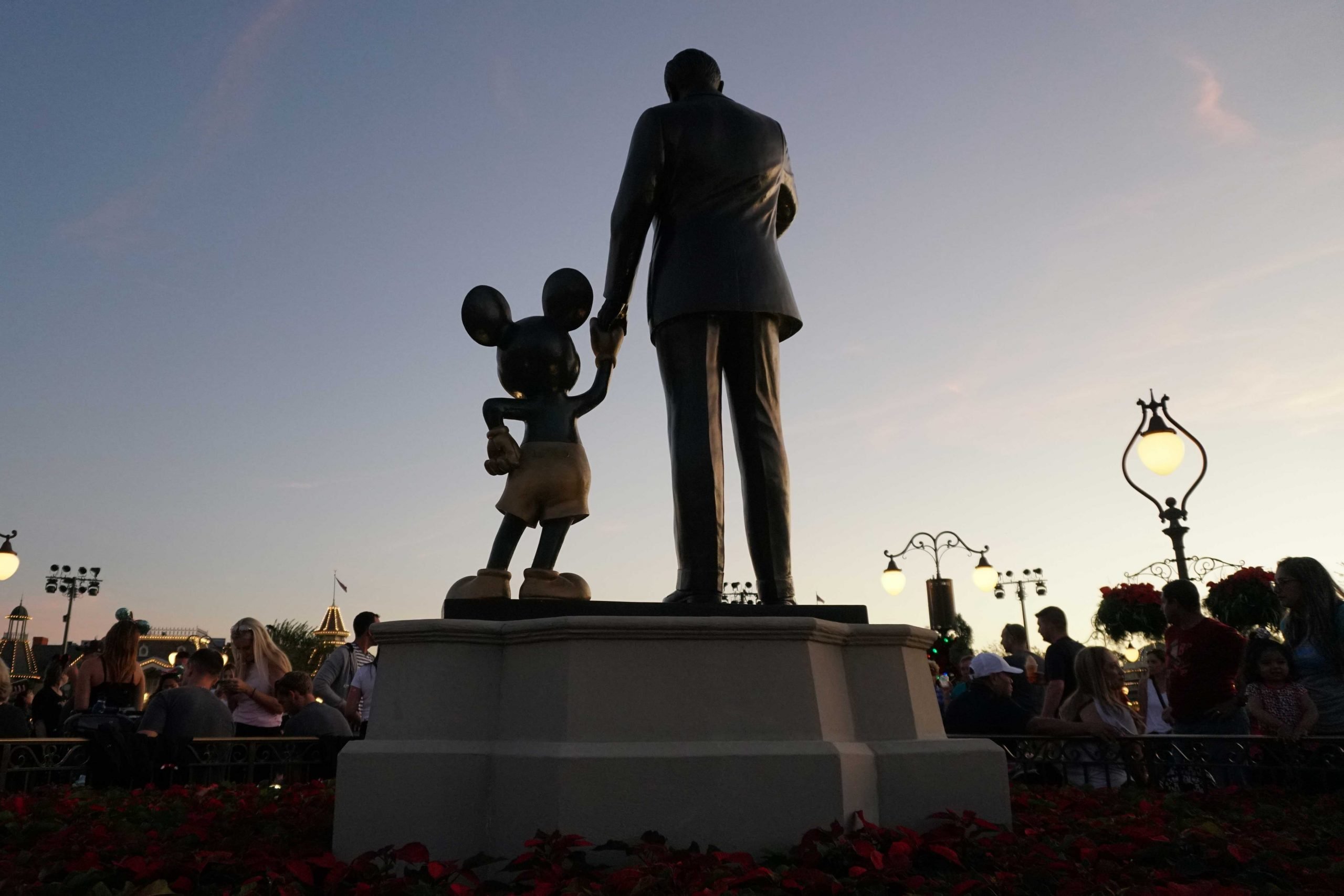 Detail Walt And Mickey Statue Silhouette Nomer 16