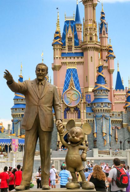 Detail Walt And Mickey Statue Silhouette Nomer 35