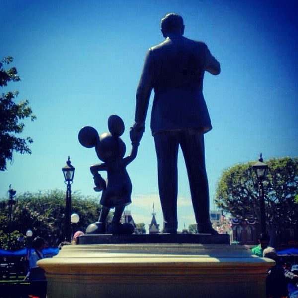 Detail Walt And Mickey Statue Silhouette Nomer 39