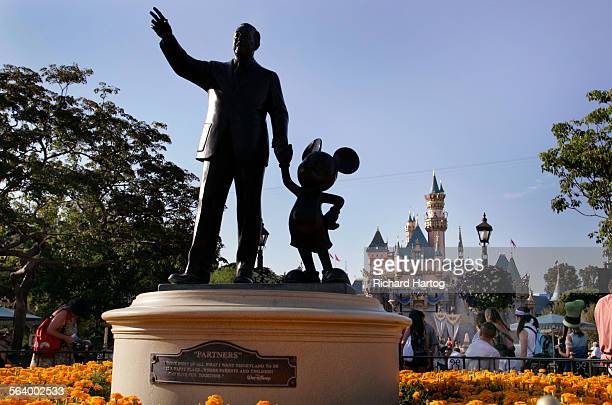 Detail Walt And Mickey Statue Silhouette Nomer 41