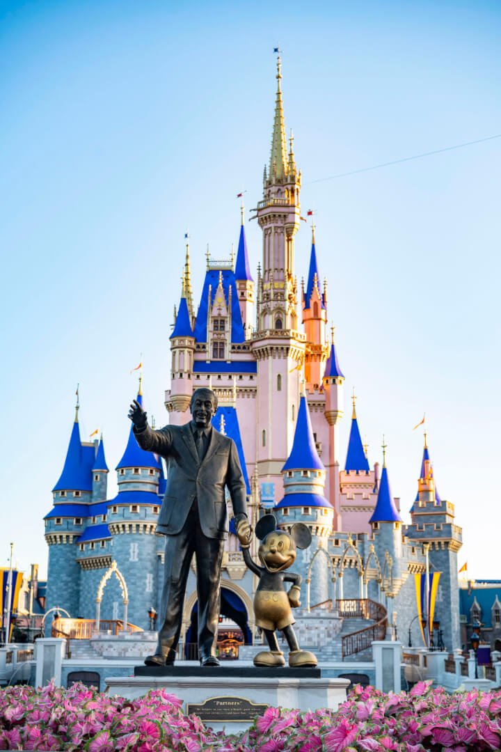 Detail Walt And Mickey Statue Silhouette Nomer 55