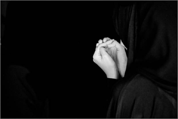 Detail Wanita Berdoa Sambil Menangis Nomer 2