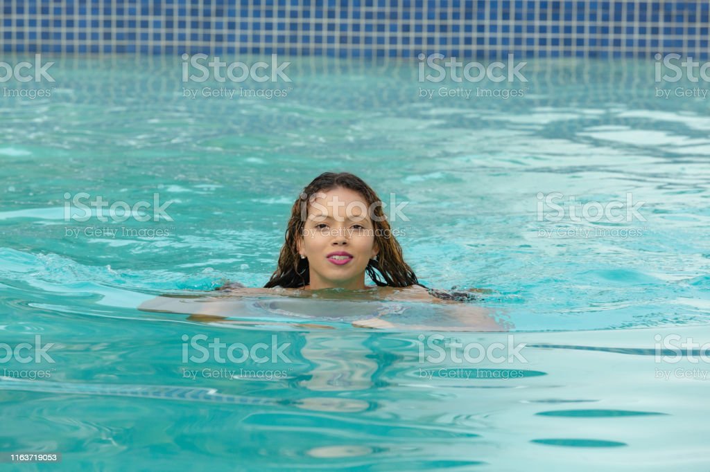 Detail Wanita Berenang Di Kolam Renang Nomer 5