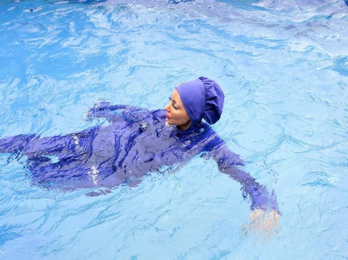 Detail Wanita Berenang Di Kolam Renang Nomer 49