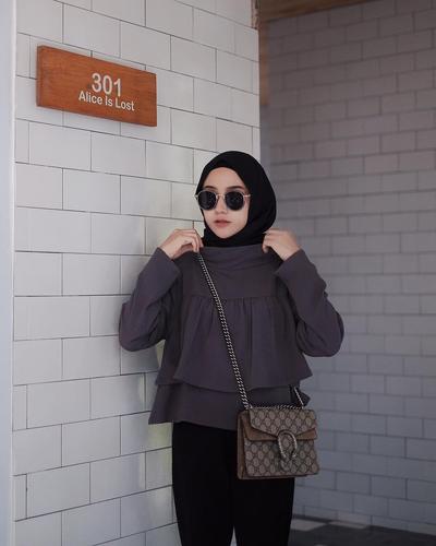 Detail Wanita Berhijab Pakai Kacamata Hitam Nomer 33