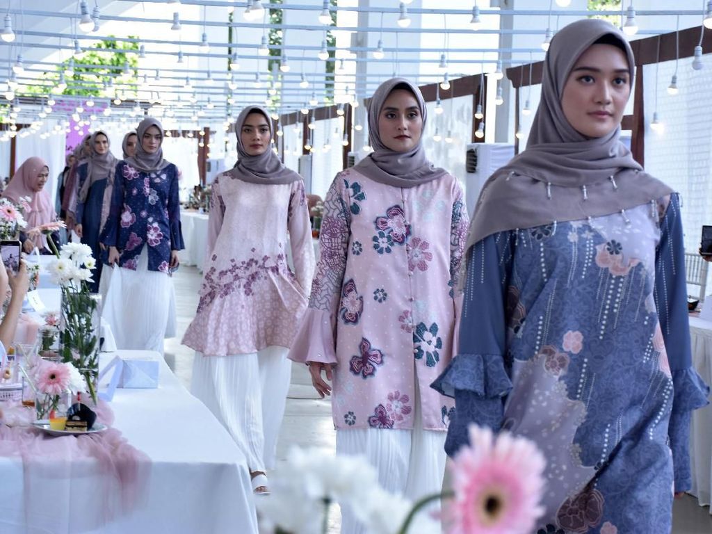 Detail Wanita Berhijab Syar I Dari Samping Nomer 11