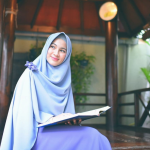 Detail Wanita Berhijab Syar I Dari Samping Nomer 23