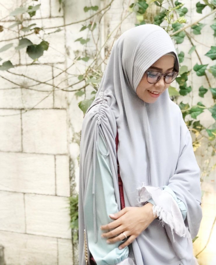 Detail Wanita Berhijab Syar I Dari Samping Nomer 28