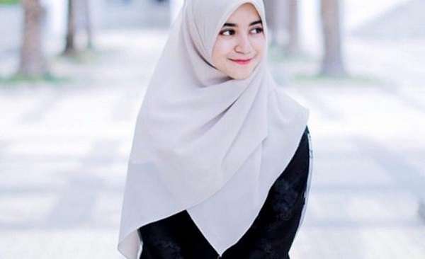 Detail Wanita Berhijab Syar I Dari Samping Nomer 31