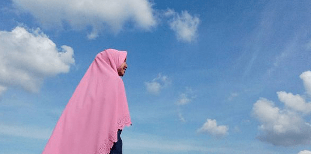 Detail Wanita Berhijab Syar I Dari Samping Nomer 6