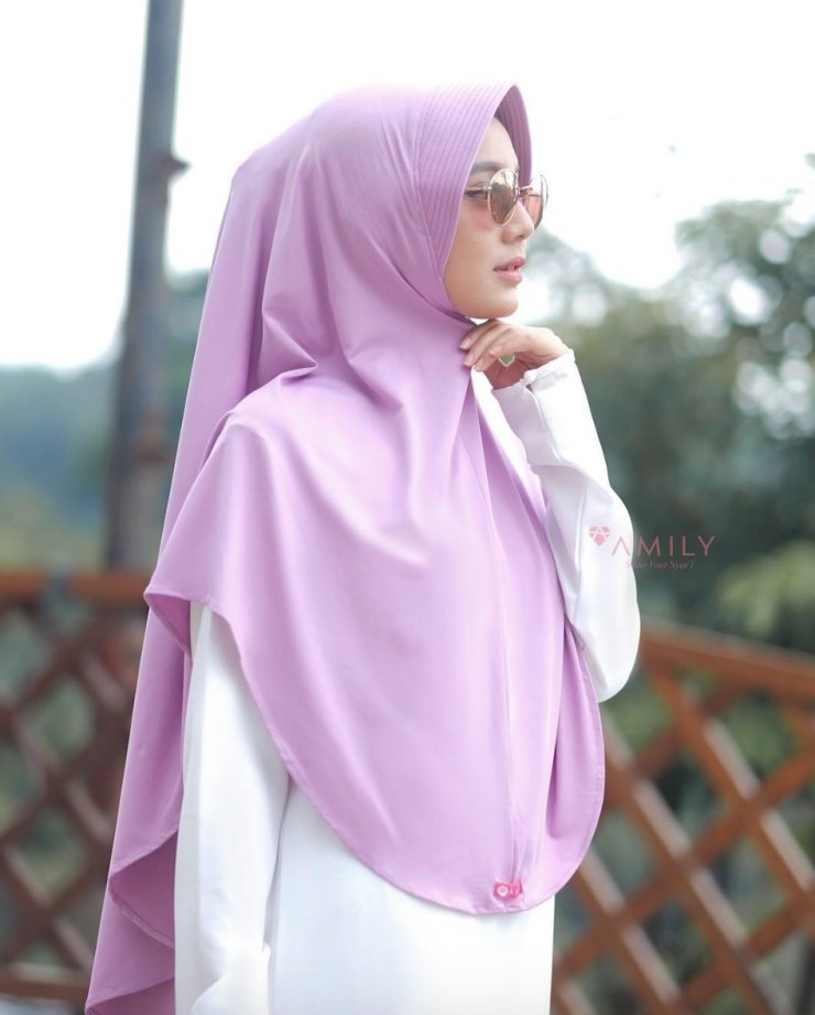 Detail Wanita Berhijab Syar I Dari Samping Nomer 7