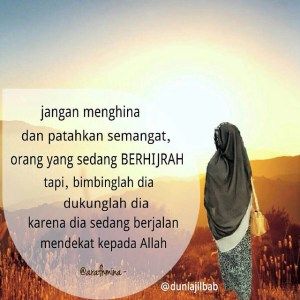 Detail Wanita Berjilbab Menangis Nomer 36