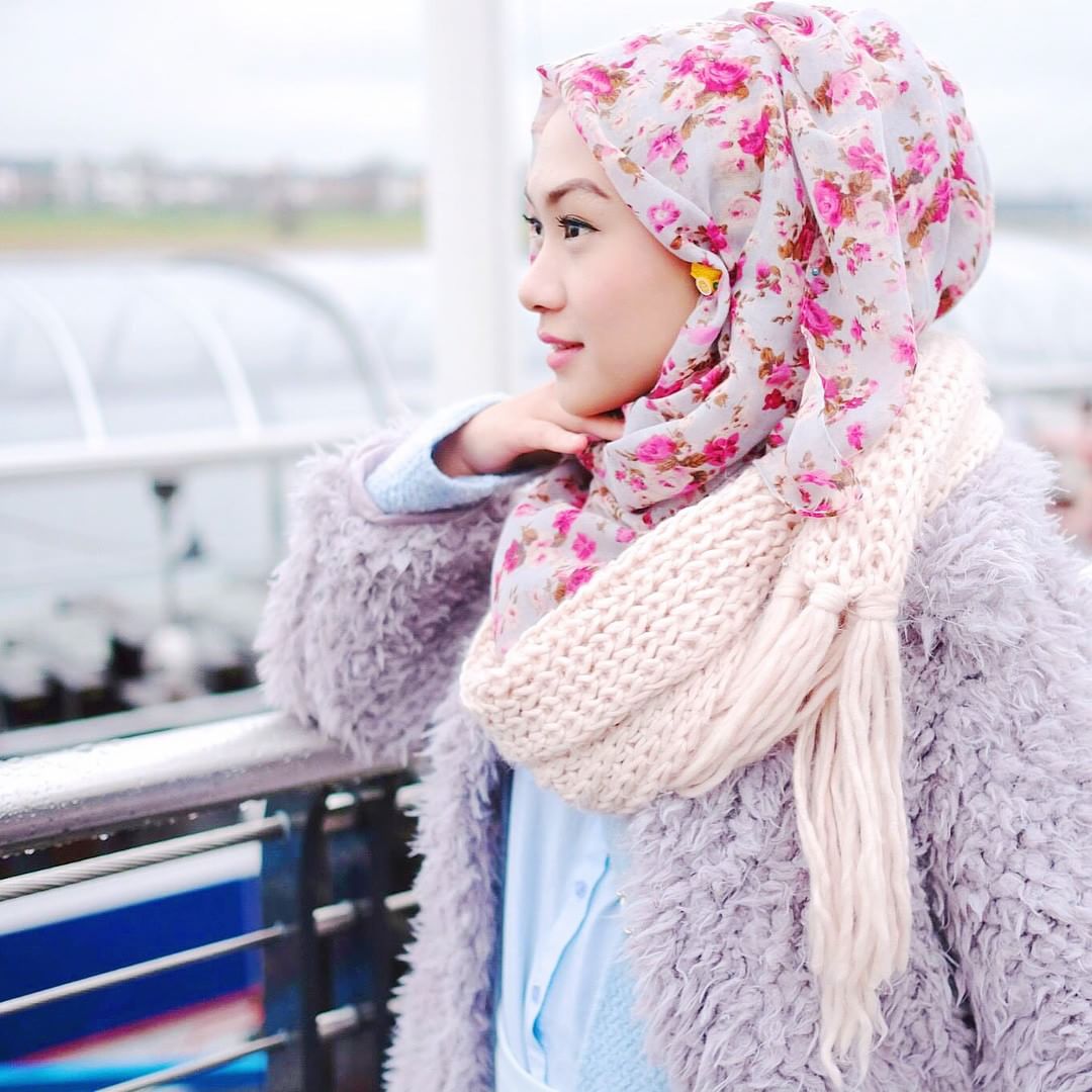 Detail Wanita Cantik Berhijab Modern Nomer 39