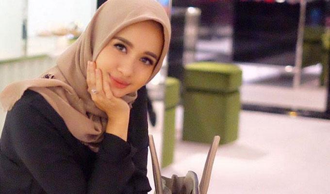 Detail Wanita Cantik Berhijab Modern Nomer 51