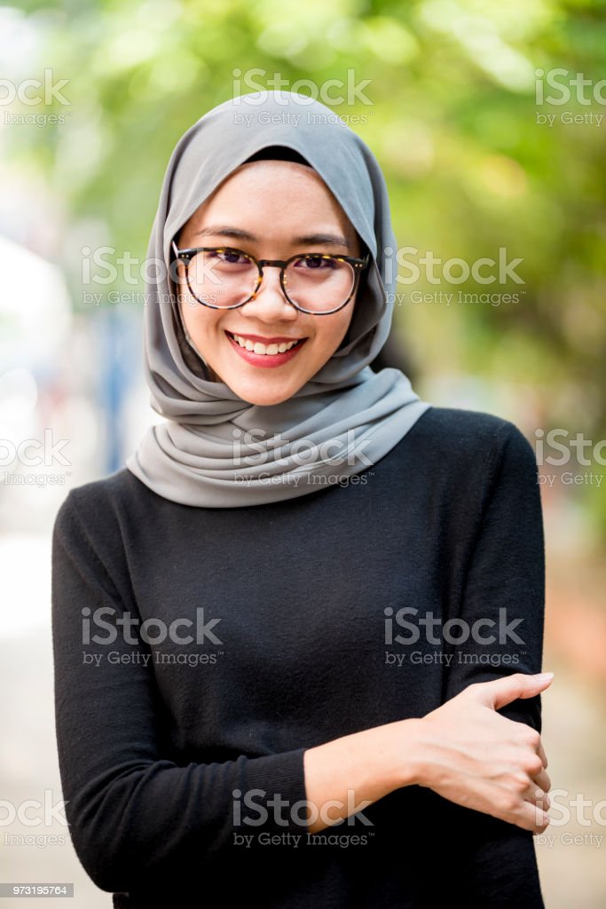 Detail Wanita Cantik Pakai Jilbab Nomer 36