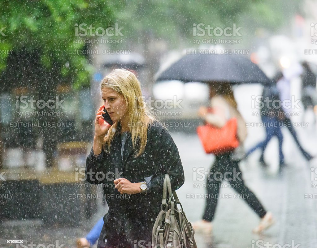 Detail Wanita Dalam Hujan Nomer 43