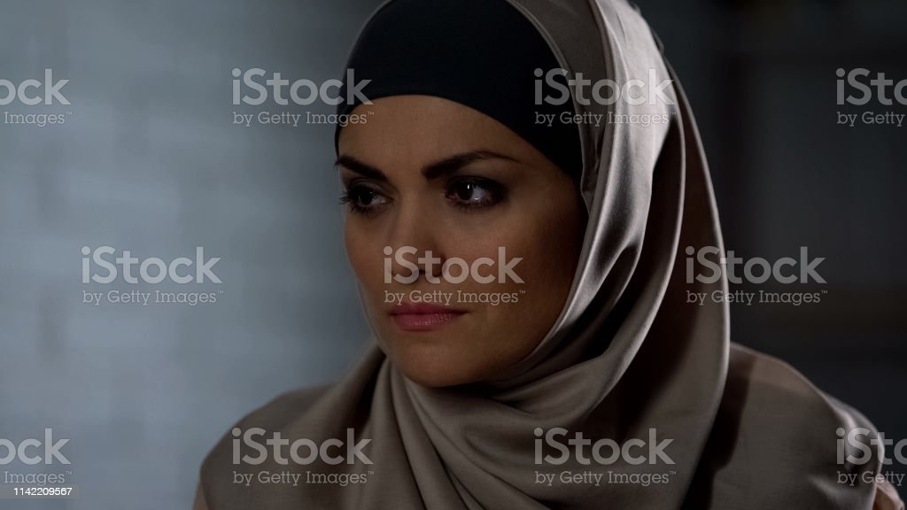 Detail Wanita Hijab Sedih Nomer 31