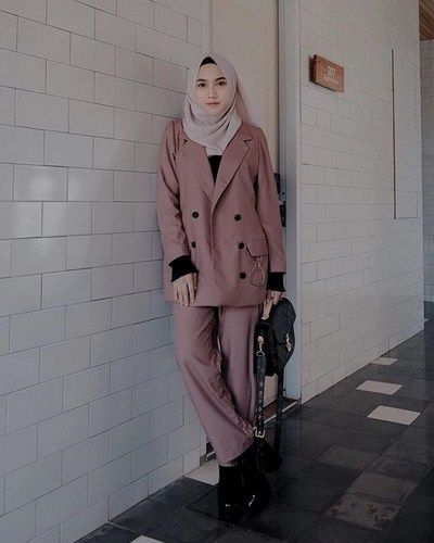 Detail Wanita Karir Berhijab Nomer 36