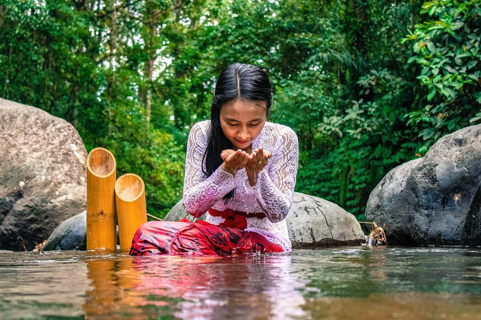 Detail Wanita Mandi Di Sungai Nomer 8