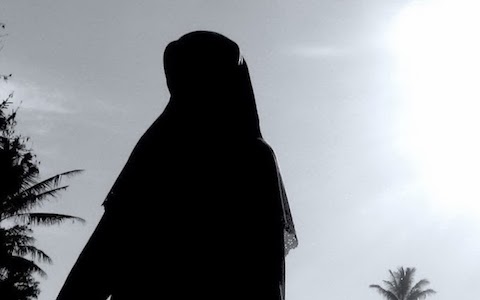 Detail Wanita Muslimah Merenung Nomer 14