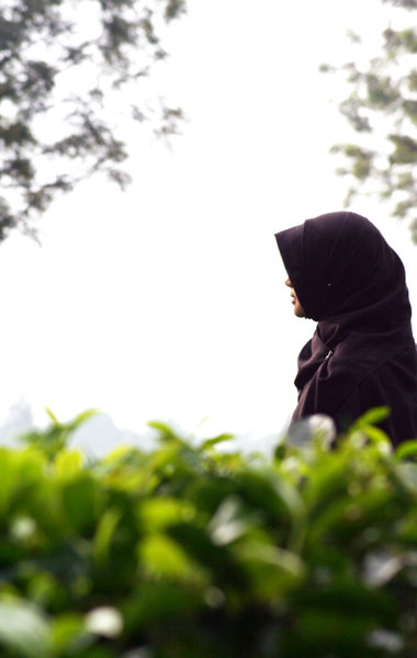 Detail Wanita Muslimah Merenung Nomer 21