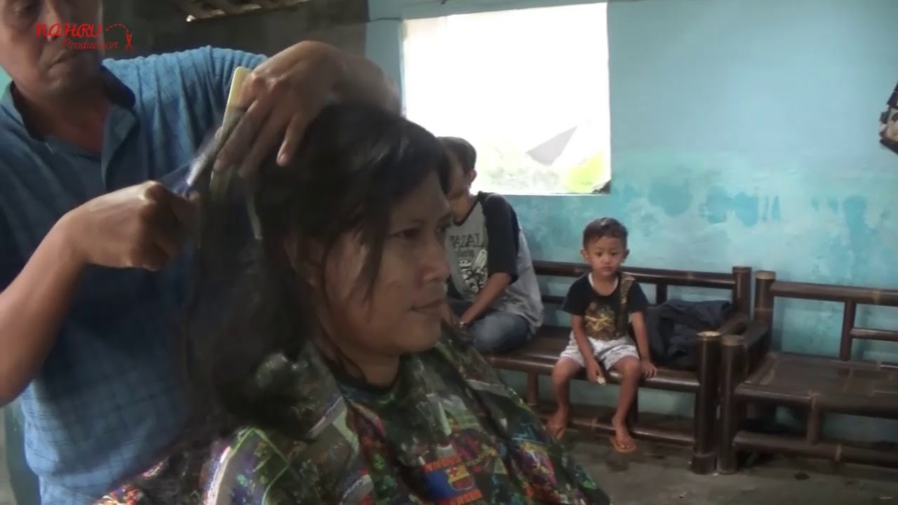 Detail Wanita Potong Rambut Di Barbershop Nomer 20