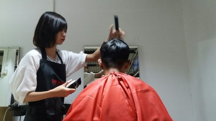 Detail Wanita Potong Rambut Di Barbershop Nomer 3