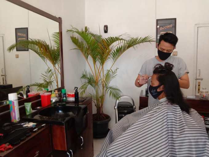 Detail Wanita Potong Rambut Di Barbershop Nomer 22