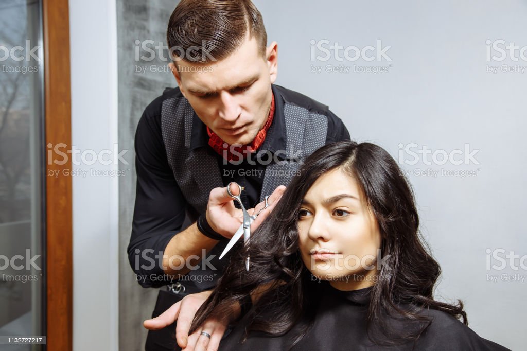 Detail Wanita Potong Rambut Di Barbershop Nomer 45