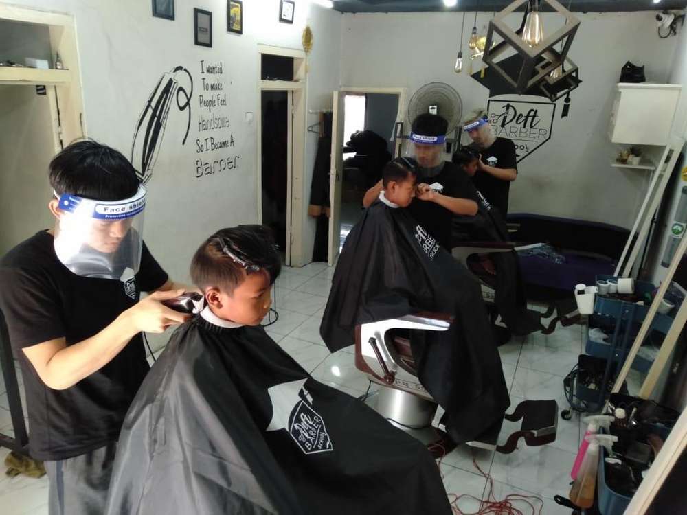 Detail Wanita Potong Rambut Di Barbershop Nomer 53
