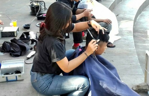 Detail Wanita Potong Rambut Di Tukang Cukur Nomer 11