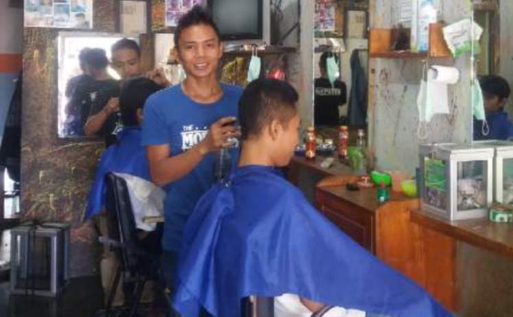 Detail Wanita Potong Rambut Di Tukang Cukur Nomer 26