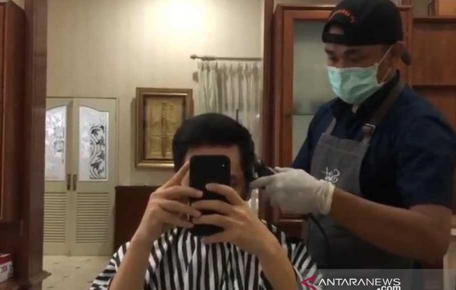 Detail Wanita Potong Rambut Di Tukang Cukur Nomer 27