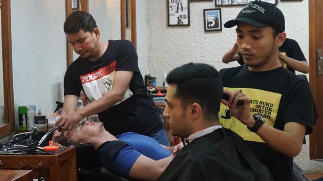 Detail Wanita Potong Rambut Di Tukang Cukur Nomer 28