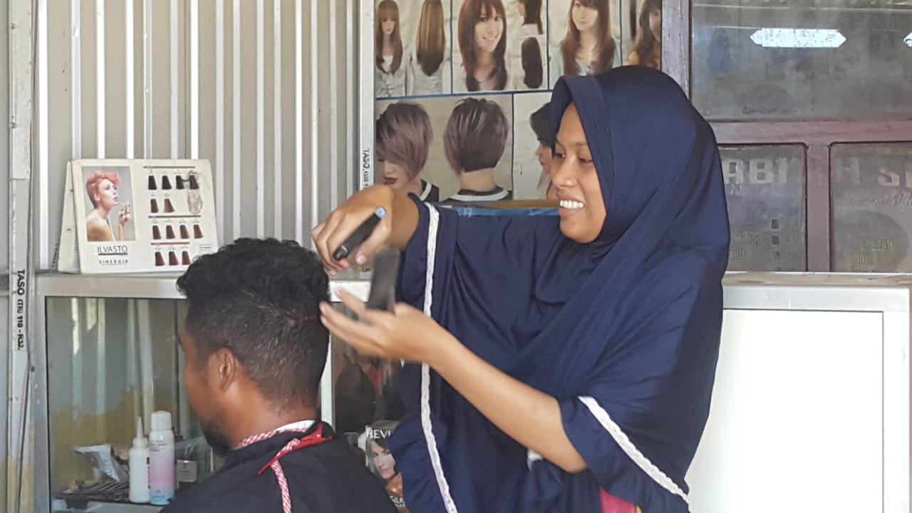 Detail Wanita Potong Rambut Di Tukang Cukur Nomer 29