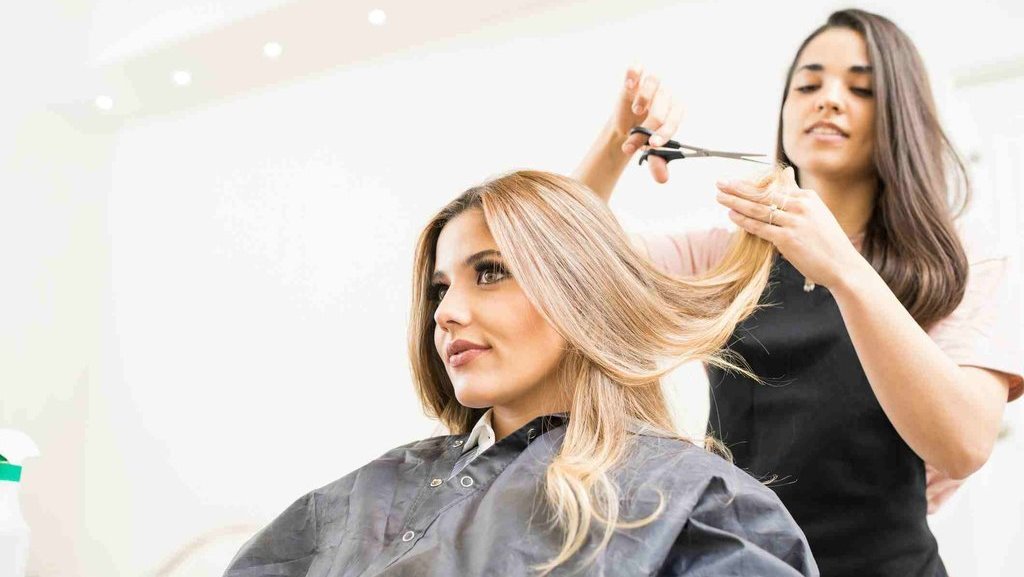 Detail Wanita Potong Rambut Di Tukang Cukur Nomer 36