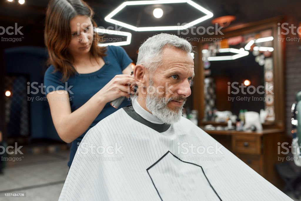 Detail Wanita Potong Rambut Di Tukang Cukur Nomer 42