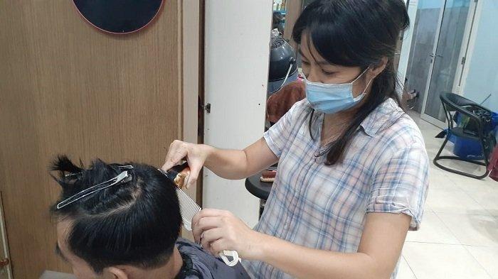 Detail Wanita Potong Rambut Di Tukang Cukur Nomer 6