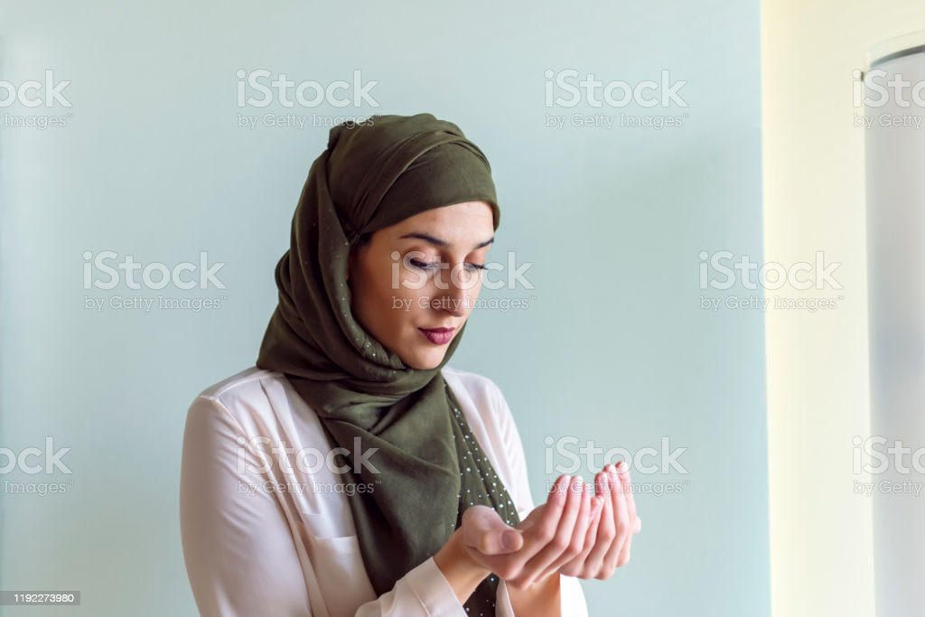 Detail Wanita Sedang Berdoa Nomer 53
