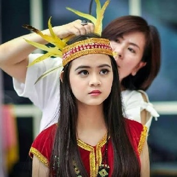 Detail Wanita Suku Dayak Cantik Nomer 16