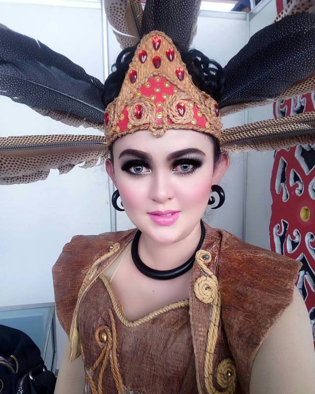 Detail Wanita Suku Dayak Cantik Nomer 25