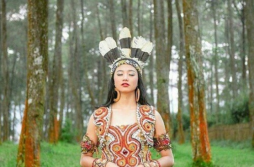 Detail Wanita Suku Dayak Cantik Nomer 47