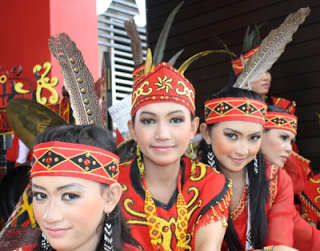 Detail Wanita Suku Dayak Cantik Nomer 50