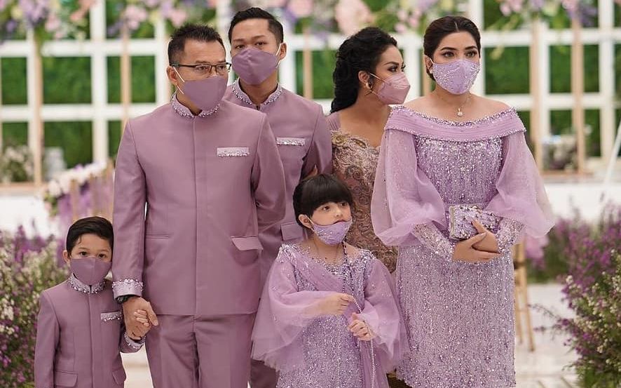 Detail Warna Baju Untuk Foto Keluarga Nomer 43