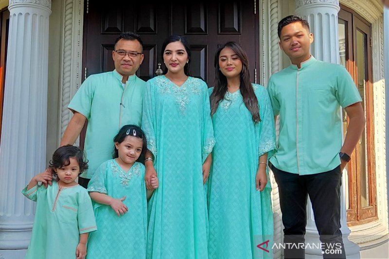 Detail Warna Baju Untuk Foto Keluarga Nomer 55