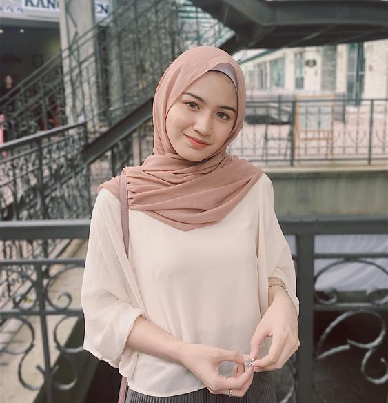 Detail Warna Kerudung Yang Netral Untuk Semua Baju Nomer 6