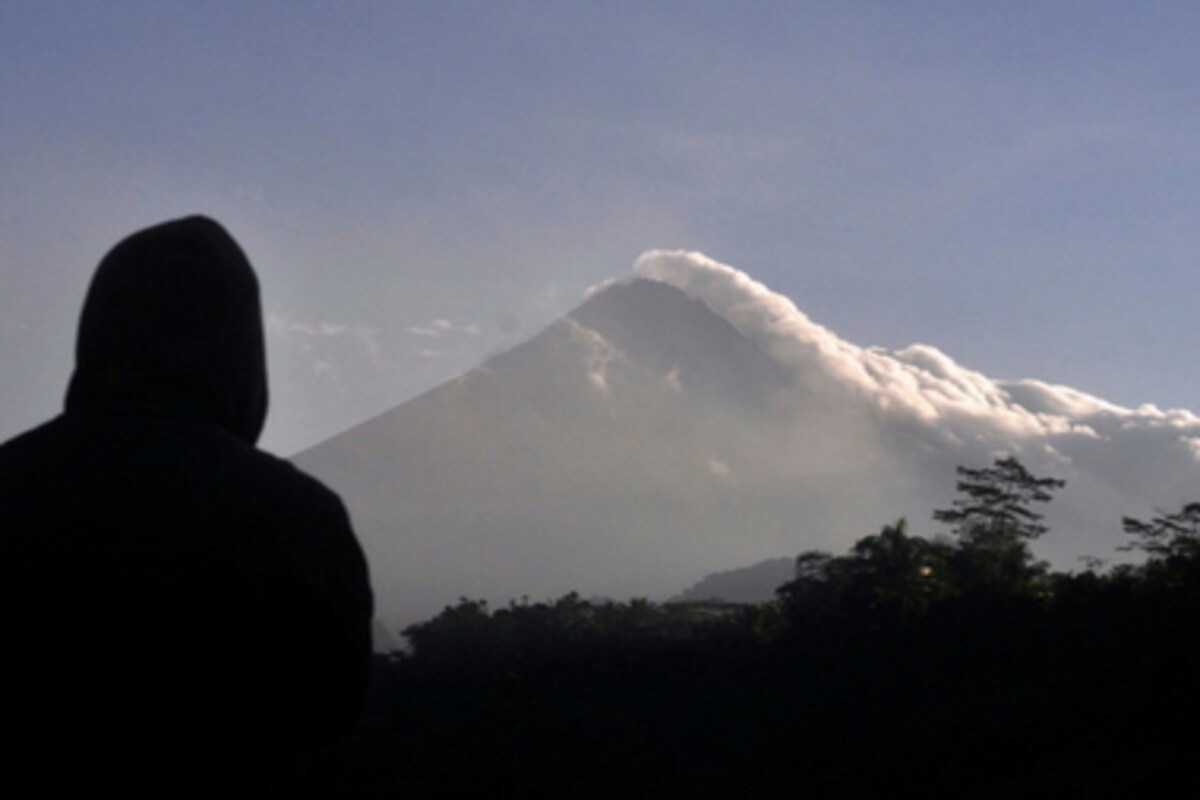 Detail Siluet Gunung Merapi Nomer 16