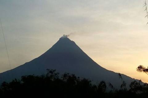 Detail Siluet Gunung Merapi Nomer 35