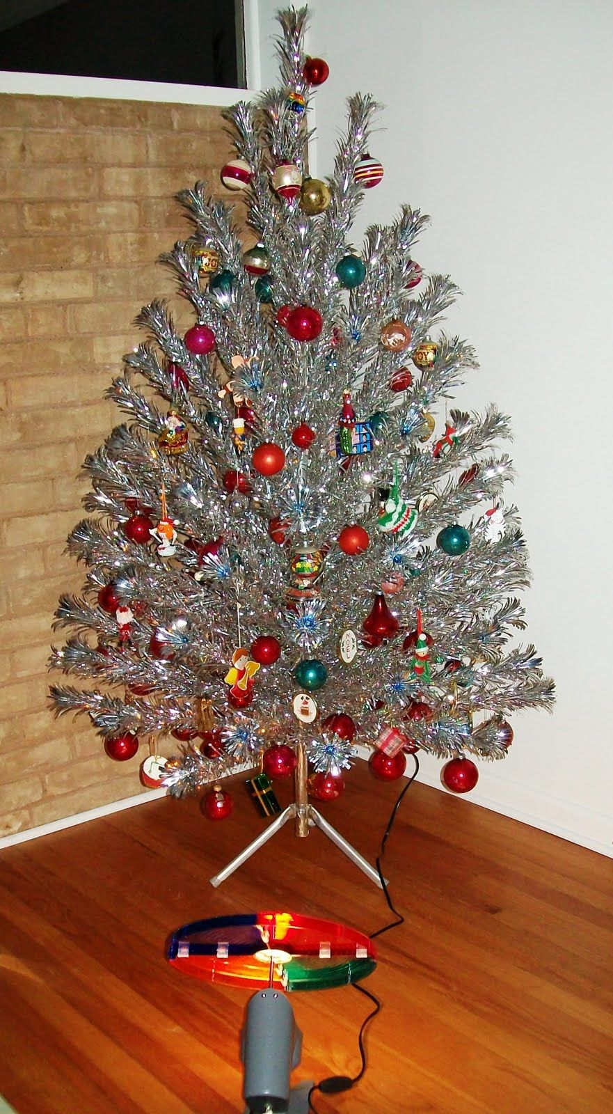 Detail Silver Tinsel Tree With Color Wheel Nomer 7