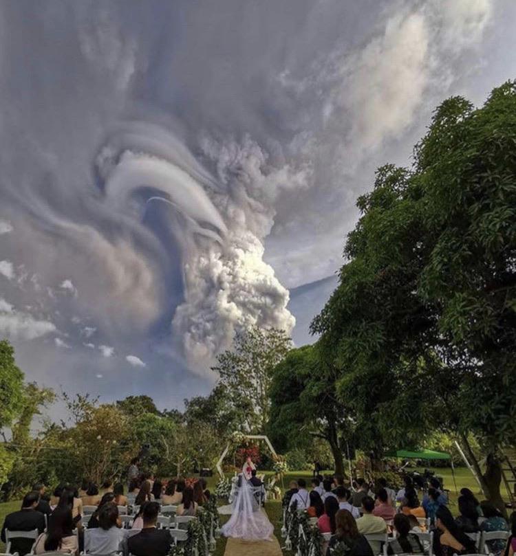 Detail Wedding Pic With Tornado In Background Nomer 41